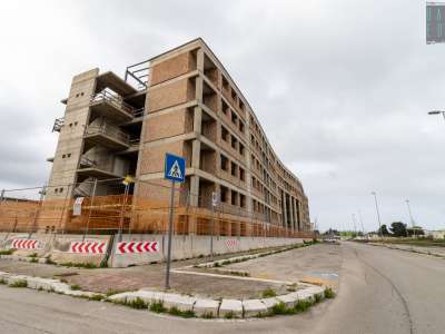 ...e la complanare a ridosso della statale...